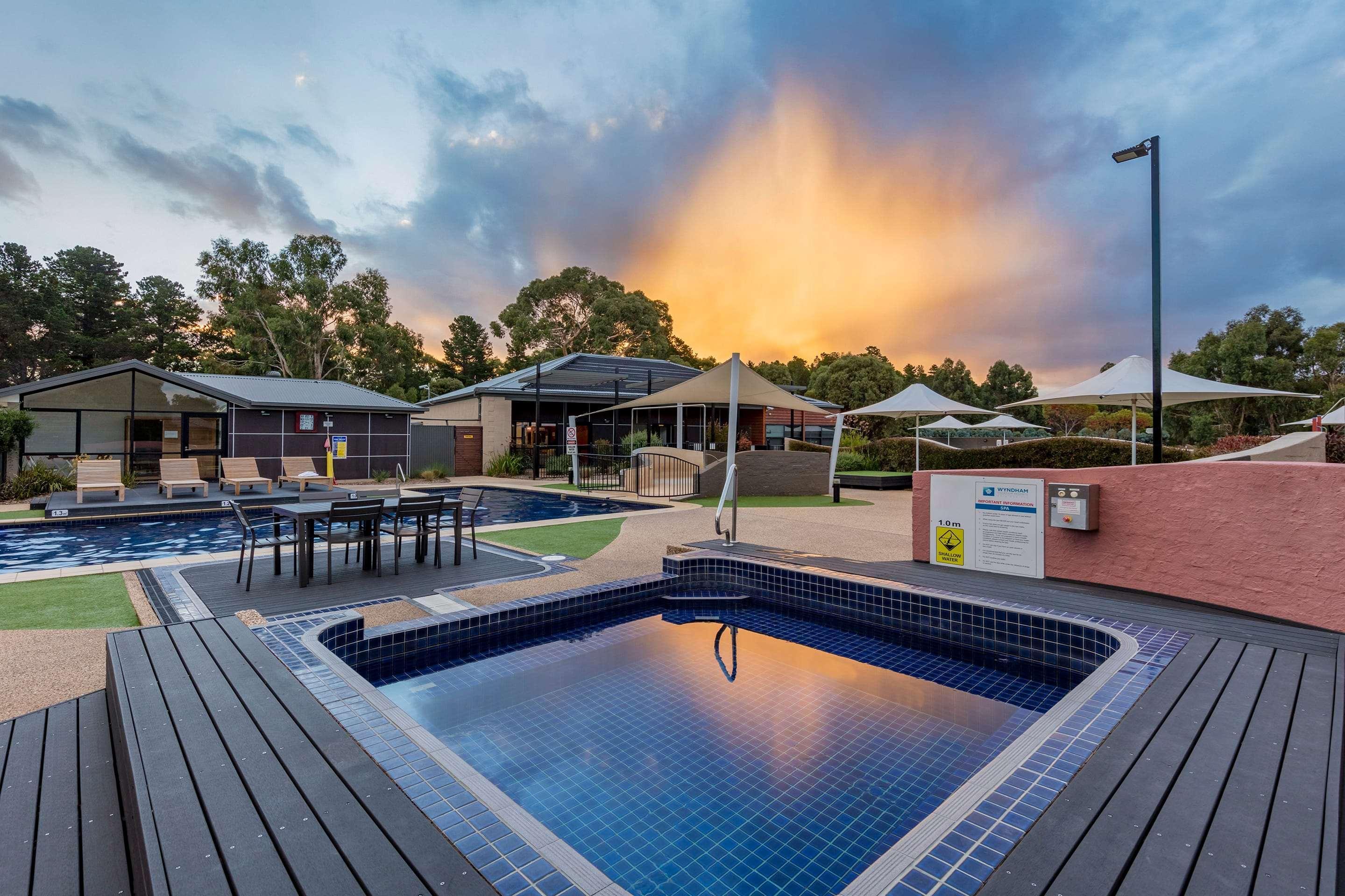 Club Wyndham Seven Mile Beach, Trademark Collection By Wyndham Cambridge Exterior photo