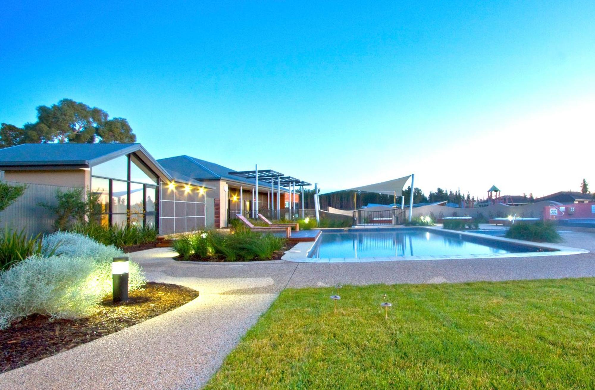 Club Wyndham Seven Mile Beach, Trademark Collection By Wyndham Cambridge Exterior photo